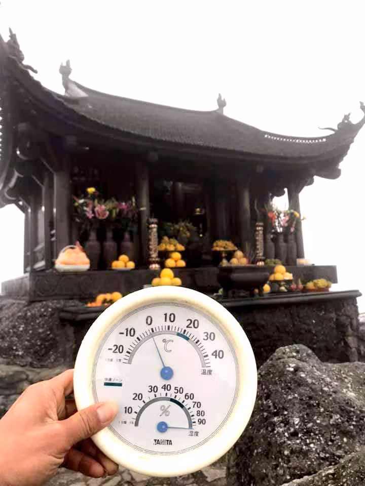 The temperature drops to below 0 degree Celsius.