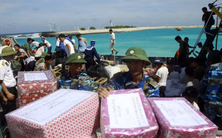  The goods and Tet gifts being moved to Song Tu Tay Island