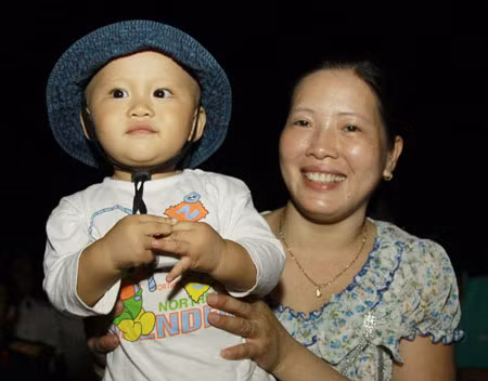 The happiness of mother and child on Song Tu Tay Island as the new spring 2013 comes
