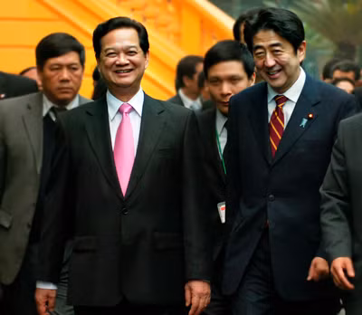 PM Nguyen Tan Dung and his Japanese counterpart Shinzo Abe, Ha Noi, January 16, 2013 - Photo: VGP