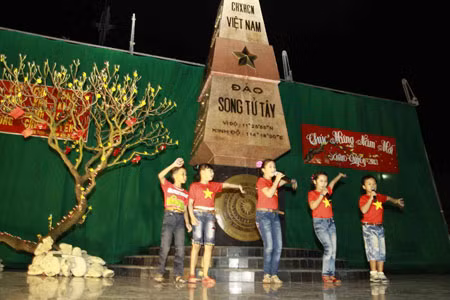 An art performance put on by children on Song Tu Tay Island to welcome the New Year 2013