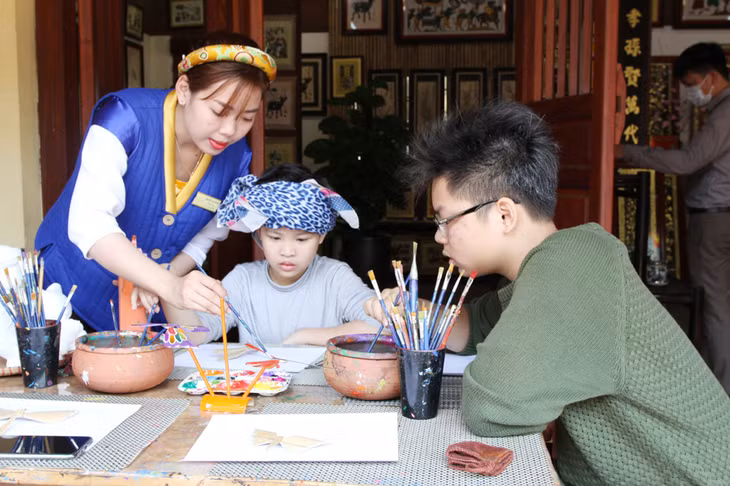 Children are interested in painting bamboo dragonflies