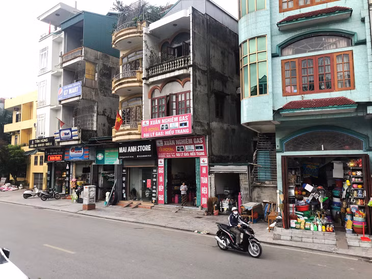 Many stores and shops reopen in Ha Long City