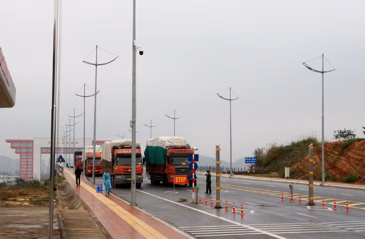 Customs clearance activity via Bac Luan Bridge No.2