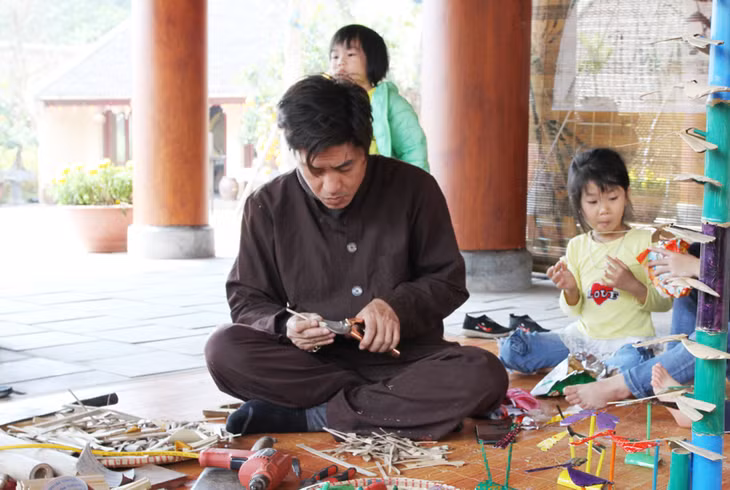 Artisan Tran Hong Phong makes bamboo dragonflies