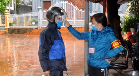 A Cua Ong parishioner works at a quarantine checkpoint at Group 6, Cua Ong Ward, Cam Pha City