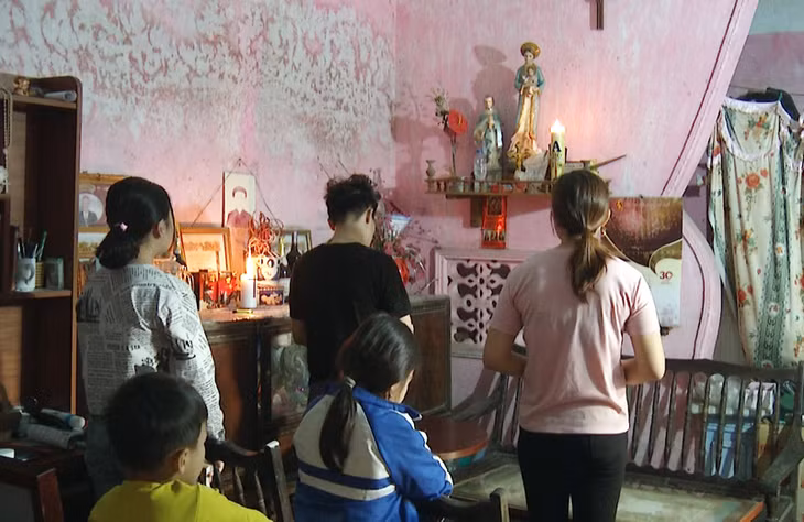 Parishioners in Quảng Yên Town hold mass at home