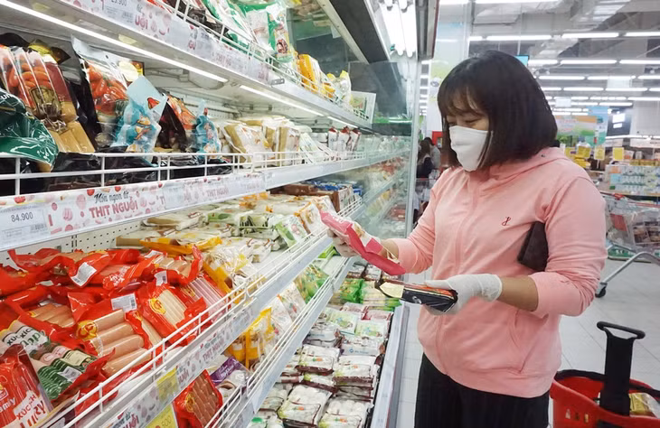 Ha Long City's people wear face masks when going out