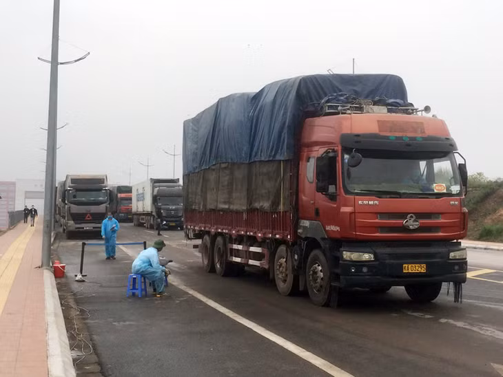 Imported goods via Bac Luan Bridge No.2