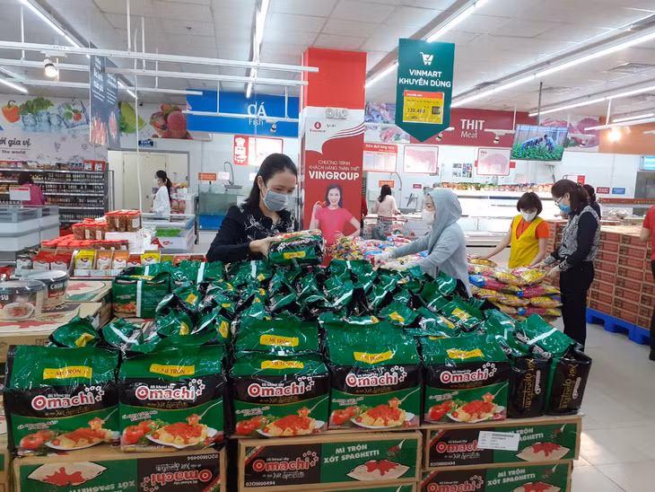 Food and necessities at Vinmart are abundant and diverse 