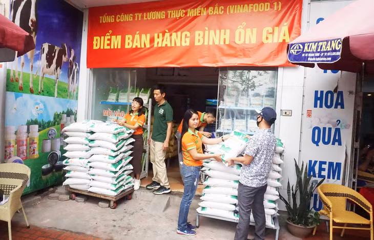 Vinafood Company prepares 100 tons of rice and arranges 7 places selling rice with stable prices in Ha Long and Uong Bi Cities from Mar 13 until the pandemic ends