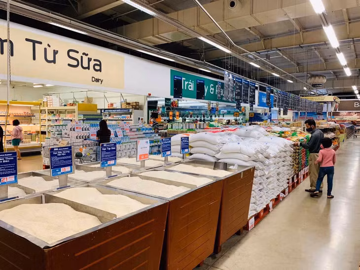 At MM Mega Market ensures basic food stuff, namely rice, instant noodle… , in terms of both quality and quantity