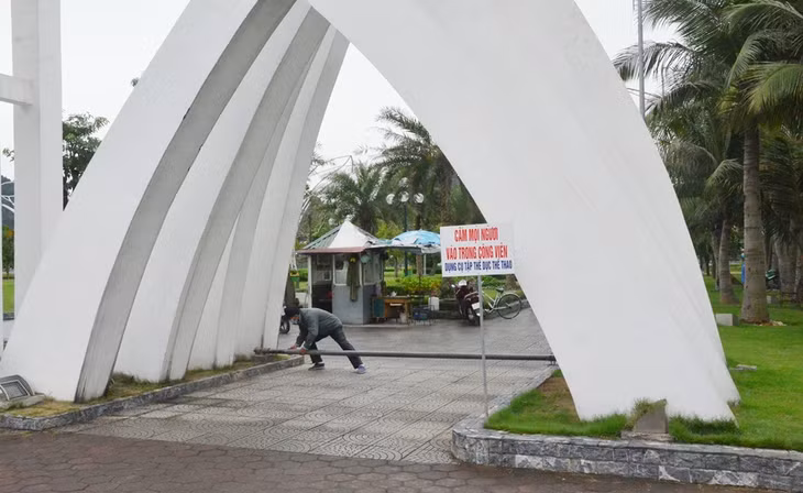 "No gatherings, no exercise activities" notice at Ha Long Flower Park