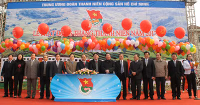 Deputy PM Nguyen Xuan Phuc and other leaders at the ceremony
