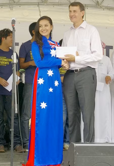 Brisbane Mayor Graham Quirk (right) presents the certificate of merit to Ngoc Han.