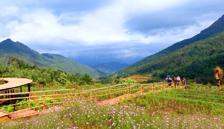 Visitors are immersed with the stunning beauty of the flower paradise...