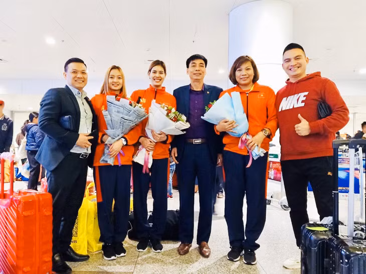Volleyball players and coaches won silver medals at SEA Games 