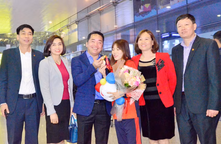 Leaders of Quang Ninh’s Department of Culture and Sport congratulated runner Pham Thi Hue for her gold medal 