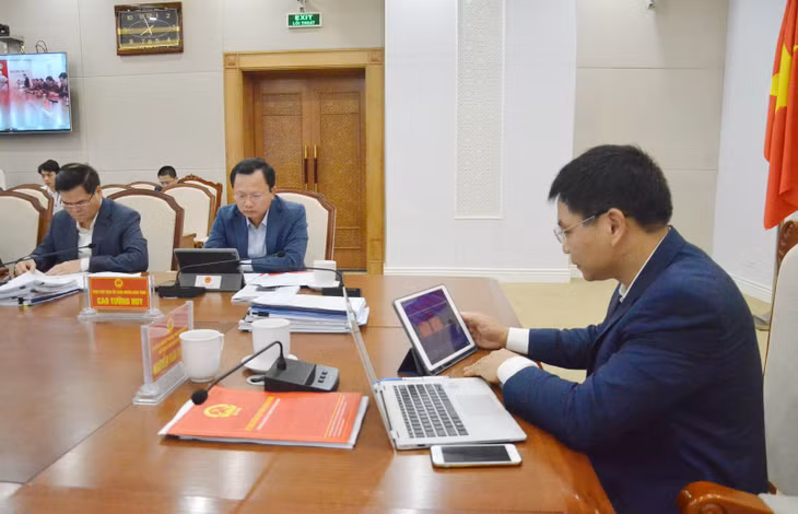 At this meeting, paper is replaced with ipads, a kind of digital devices, as the medium through which information is presented and shared