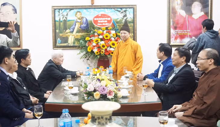 Superior Monk Thich Thanh Quyet wished Hon Gai parish a merry Christmas.