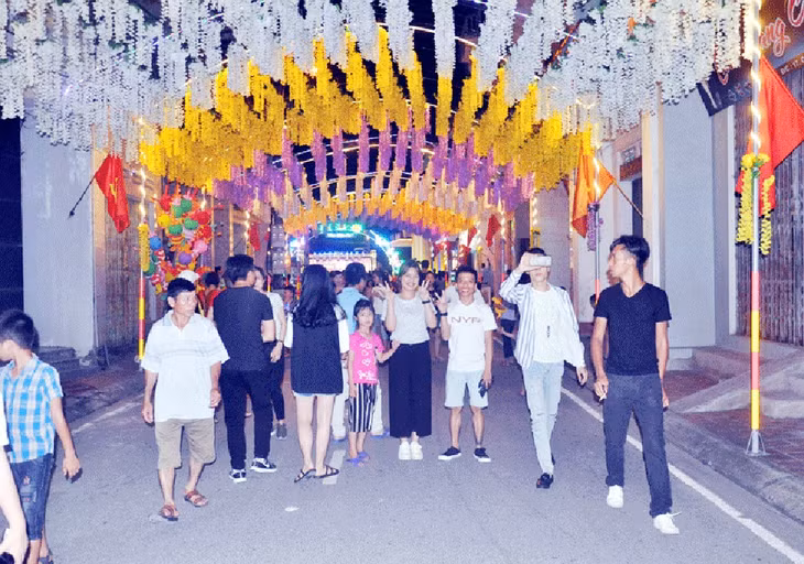 Quang Ha Walking Street attracts a lot of people