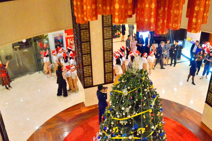 Like other hotels in Bai Chay tourist area, Novotel Ha Long Bay Hotel is brightly decorated with a large Christmas tree for a new Christmas season.
