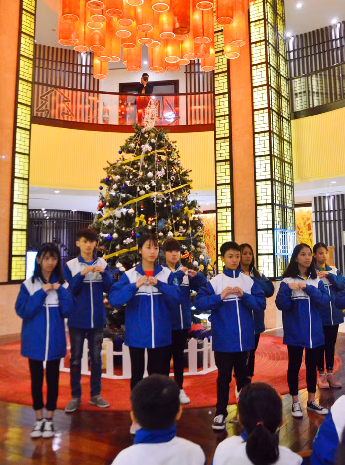 The highlight of the ceremony is the performance by disadvantaged children from the Quang Ninh Sponsoring and Care Center for disadvantage children