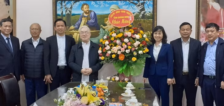 Standing Vice Chairwoman of Quang Ninh Provincial People's Council Trịnh Thị Minh Thanh expressed her best wishes to Hon Gai Diocesan Bishop along with Catholic dignitaries and followers a merry Christmas.