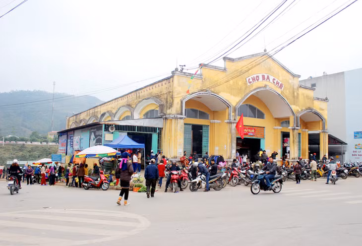 Ba Che Market has 2 floors including 138 kiosks with the total area of around 2,500 square meters