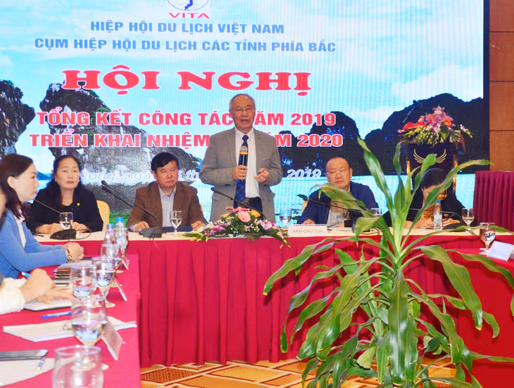 Permanent Vice Chairman of Vietnam Tourism Association Vu The Binh delivers a speech at the conference