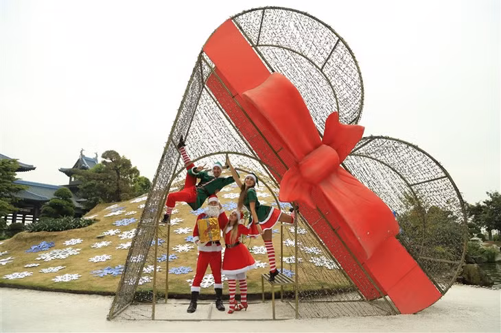 Many of the excellent musical performances with the participation of the artists brought the local people and visitors in Ha Long city a booming music night with lots of emotions on Christmas