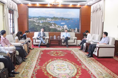 Mr. Nguyen Van Thanh has a working session with Mr. Peter Cederholm (Source: qtv.vn)