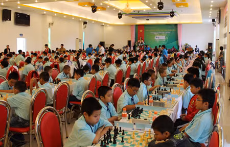 Competition at the national youth chess tournament 2013 (Source: qtv.vn)