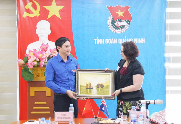 Secretarty of the QNYU Le Hung Son presented a gift to Deputy Chief Minister of the Australian Capital Territory Angela Drake.