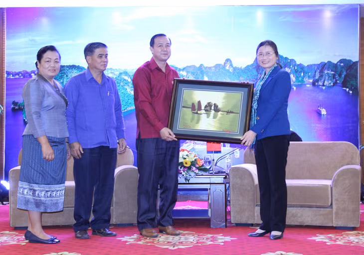 Deputy Secretary of Quang Ninh Provincial Party’s Committee Do Thi Hoang presented gift to the guests.