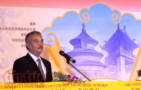 VNA Deputy Director Nguyen Hoai Duong speaks at the exhibition (Source: VNA)