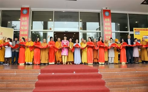 As many as 450 photos featuring standout achievements of the Vietnam Buddhist Sangha (VBS) during 2012-2017 are on display at the Friendship Cultural Palace in Hanoi.