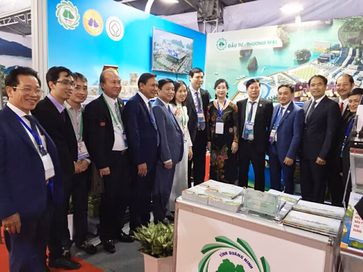 Delegates from Quang Ninh at the goods booth of the province