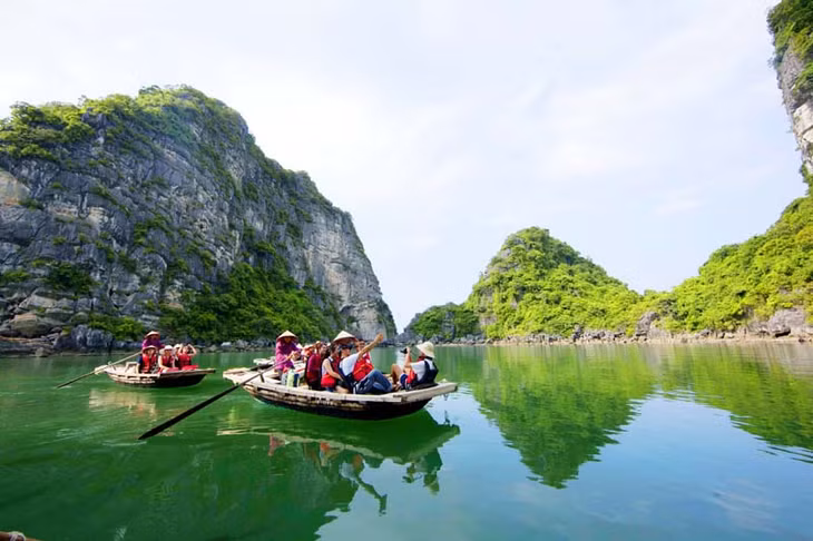Tourists enjoyed sailing a boat on Halong Bay. Photo: Ha Phong/baoquangninh.com.vn