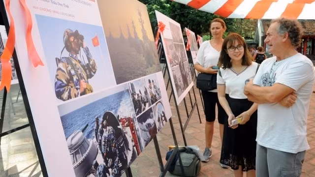 Visitors at the photo exhibition. (Photo: NDO/Tran Hai)