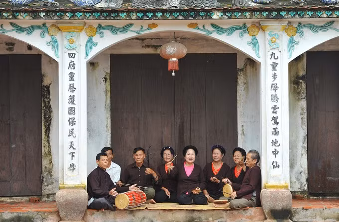 New generation: Teaching children about Xẩm is among the ways to promote the restoration and preservation of such a precious traditional musical art in Ninh Bình Province. VNA/VNS Photo Minh Đức
