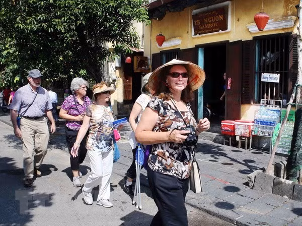 Foreign tourists visit Hoi An ancient town in Quang Nam province (Source: VNA)