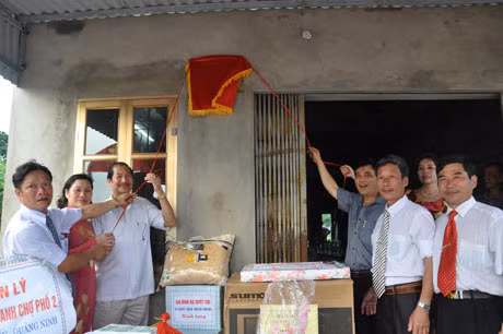 Leaders of Quang Ninh Newspaper Agency and other supporters granted household appliances to the two poor families.