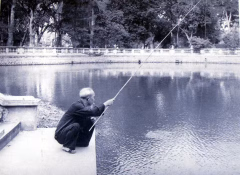 At free time, President Ho Chi Minh goes fishing