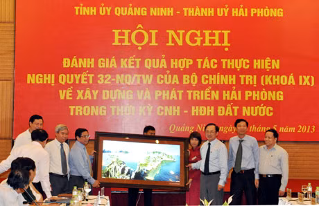 Secretary of Quang Ninh Provincial Party Pham Minh Chinh presented gift to Mr. Nguyen Van Thanh