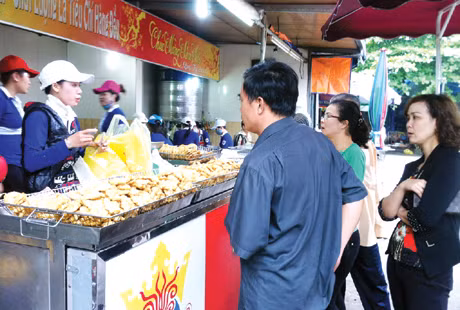  Tourists are buying squid ball at Thoan squid ball store.( in Ha Long I Market, Ha Long city)