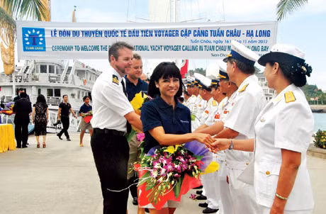 Welcoming the first international tourists to the Tuan Chau Port