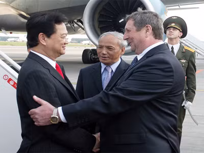 A Belarusian Foreign Ministry leader welcomes Vietnamese PM Nguyen Tan Dung (L) at the airport, Minsk, Belarus, May 15, 2013 – Photo: VGP/Nhat Bac