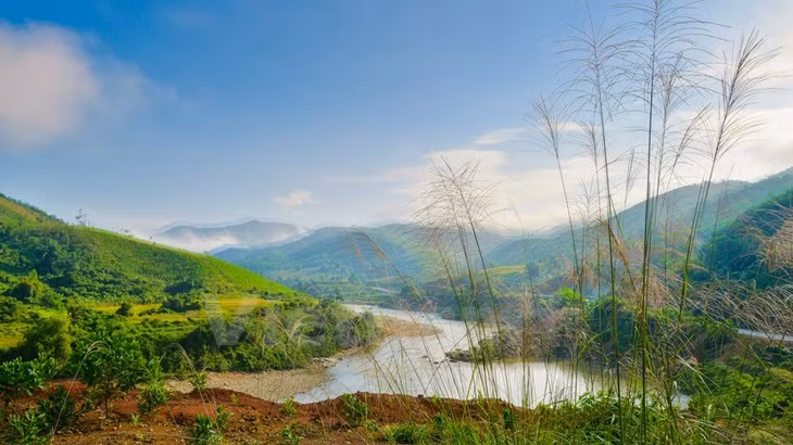 The picturesque river winds around the mountains and hills in the district. (Source: VNA)