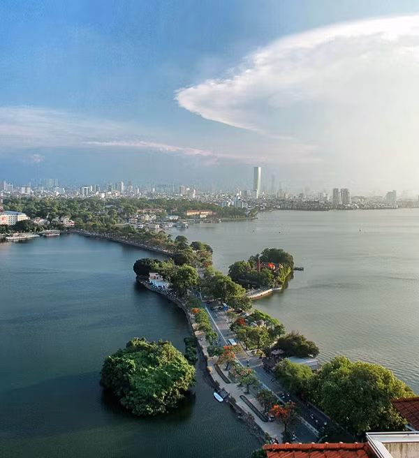 Photo on ancient Co Ngu road with West lake and Truc Bach lake wins the third prize
